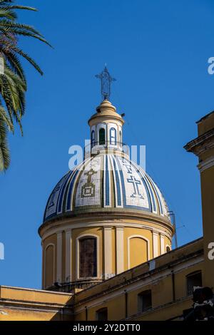 La cupola piastrellata della chiesa di San Francisco a San Miguel de Tucuman, Argentina. Foto Stock