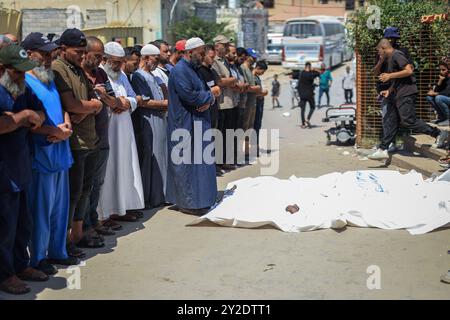 Gaza, Gaza, Palestina. 9 settembre 2024. Bambino palestinese Jad al-Bayouk, ucciso in un attacco aereo israeliano insieme ad altri membri della sua famiglia, presso l'obitorio dell'ospedale Nasser di Khan Younis, nella Striscia di Gaza meridionale, 10 settembre 2024. (Credit Image: © Saher Alghorra/ZUMA Press Wire) SOLO PER USO EDITORIALE! Non per USO commerciale! Foto Stock