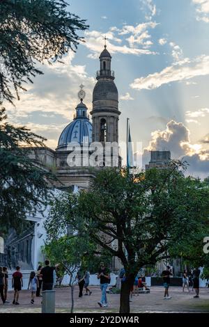 Un campanile e la cupola della Chiesa di Santa Domingo, visti dalla Casa Historica di San Miguel de Tucumán, Argentina. Foto Stock