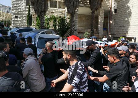 Nablus, Cisgiordania, Palestina. 15 maggio 2023. Un funerale si tiene per il ventiduenne palestinese Muhammad Sabra a Nablus, nella Cisgiordania settentrionale. Sabra morì dopo essere stato colpito al petto dalle truppe israeliane durante un raid dell'esercito israeliano a Nablus Foto Stock