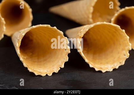 coni per cialde per gelato su ardesia nera, diversi coni per cialde per gelato Foto Stock