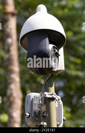 Primo piano di una telecamera di sorveglianza a circuito chiuso montata su un metallo nel cortile. Foto Stock