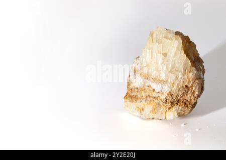 Cristallo di quarzo isolato su sfondo bianco, pietre semi-preziose o elementi di design in pietre preziose, vista laterale. Per il testo. Orizzontale Foto Stock