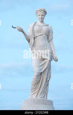 Autunno: Una statua contemporanea. La scultura è un pastiche moderno di una figura femminile classica, realizzata in pietra di Coade. Poundbury, Dorset, Inghilterra, Regno Unito. Foto Stock