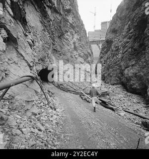 Corrente 45-10-1968: Un watt per litro. La diga più grande della Norvegia. Tafjord 4 inizia la sua prima macchina in questi giorni. Un'enorme diga è in costruzione a pochi chilometri da qui. È Zakariasvatnet che è regolato con una diga di cemento alta 95 metri. La capacità di stoccaggio è di 70 milioni di metri cubi di acqua. Per poter utilizzare l'energia idroelettrica, è necessario lasciare diverse aziende agricole. Foto: Sverre A. Børretzen / Aktuell / NTB ***FOTO NON ELABORATA*** il testo dell'immagine è tradotto automaticamente Foto Stock