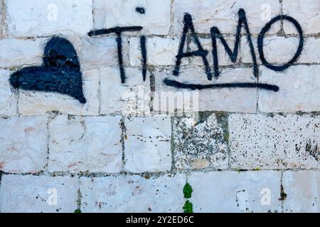 "Ti amo" Graffiti su un muro di pietra Foto Stock