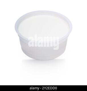 Una tazza di yogurt isolata su sfondo bianco, perfetta per concetti di alimentazione sana. Foto Stock