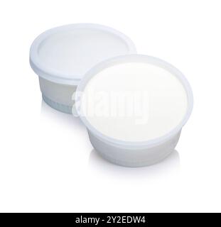 Due tazze di yogurt isolate su sfondo bianco, perfette per concetti di alimentazione sana. Foto Stock