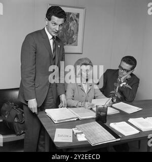 Attuale 40-6-1968 : Una scuola in crisi. La direzione della scuola NKI e la parte del leone del personale si stanno dimettendo, senza la possibilità di spiegarne il motivo. Il gruppo Mortensen, proprietario della scuola, dà all'altra parte un boccone, il tutto mentre grandi valori sono in gioco per gli studenti. Il direttore Einar Grepperud, il direttore d'ufficio Solveig Nordbye e il preside Tore Krogdahl, la direzione della scuola che ha reagito con il licenziamento e che sono stati seguiti dai loro numerosi dipendenti. Foto: Aage Storløkken / Aktuell / NTB ***FOTO NON ELABORATA*** il testo dell'immagine è tradotto automaticamente Foto Stock