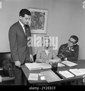 Attuale 40-6-1968 : Una scuola in crisi. La direzione della scuola NKI e la parte del leone del personale si stanno dimettendo, senza la possibilità di spiegarne il motivo. Il gruppo Mortensen, proprietario della scuola, dà all'altra parte un boccone, il tutto mentre grandi valori sono in gioco per gli studenti. Il direttore Einar Grepperud, il direttore d'ufficio Solveig Nordbye e il preside Tore Krogdahl, la direzione della scuola che ha reagito con il licenziamento e che sono stati seguiti dai loro numerosi dipendenti. Foto: Aage Storløkken / Aktuell / NTB ***FOTO NON ELABORATA*** il testo dell'immagine è tradotto automaticamente Foto Stock