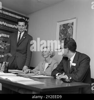 Attuale 40-6-1968 : Una scuola in crisi. La direzione della scuola NKI e la parte del leone del personale si stanno dimettendo, senza la possibilità di spiegarne il motivo. Il gruppo Mortensen, proprietario della scuola, dà all'altra parte un boccone, il tutto mentre grandi valori sono in gioco per gli studenti. Il direttore Einar Grepperud, il direttore d'ufficio Solveig Nordbye e il preside Tore Krogdahl, la direzione della scuola che ha reagito con il licenziamento e che sono stati seguiti dai loro numerosi dipendenti. Foto: Aage Storløkken / Aktuell / NTB ***FOTO NON ELABORATA*** il testo dell'immagine è tradotto automaticamente Foto Stock