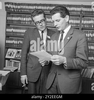 Attuale 40-6-1968 : Una scuola in crisi. La direzione della scuola NKI e la parte del leone del personale si stanno dimettendo, senza la possibilità di spiegarne il motivo. Il gruppo Mortensen, proprietario della scuola, dà all'altra parte un boccone, il tutto mentre grandi valori sono in gioco per gli studenti. Il preside Tore Krogdahl (a destra) e il direttore Einar Grepperud, la direzione della scuola che reagì dando le dimissioni e che furono seguiti dai loro numerosi dipendenti. Foto: Aage Storløkken / Aktuell / NTB ***FOTO NON ELABORATA*** il testo dell'immagine è tradotto automaticamente Foto Stock