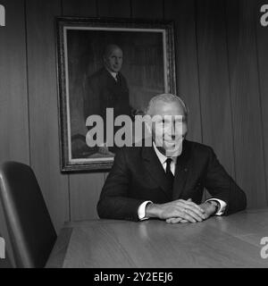 Attuale 40-6-1968 : Una scuola in crisi. La direzione della scuola NKI e la parte del leone del personale si stanno dimettendo, senza la possibilità di spiegarne il motivo. Il gruppo Mortensen, proprietario della scuola, dà all'altra parte un boccone, il tutto mentre grandi valori sono in gioco per gli studenti. Con il fondatore del gruppo sullo sfondo, dir. Carl L. Mortensen, che ha dovuto inchinarsi e avviare negoziati per il futuro funzionamento della scuola. Foto: Aage Storløkken / Aktuell / NTB ***FOTO NON ELABORATA*** il testo dell'immagine è tradotto automaticamente Foto Stock