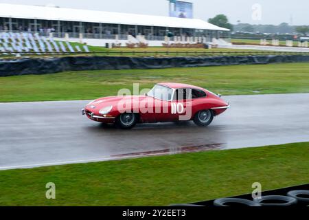 Una Jaguar da corsa affronta la pioggia al Goodwood Revival 2024. Foto Stock