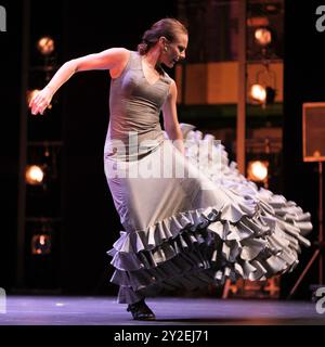 La ballerina Lucía Ruibal si esibisce durante la presentazione dello spettacolo Suma Flemenca al teatro Canal di Madrid. 10 settembre 2024 Spagna Foto Stock