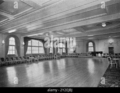 La sala da ballo, una grande area con pavimento lucido e soffitto alto. Da un opuscolo per il Red Lion Hotel, High Wycombe, Buckinghamshire, Inghilterra. Non datato ma alla fine degli anni '1930: Si basa su note storiche, stili e numeri di telefono a tre cifre. All'epoca l'hotel era di proprietà di "Mogford's". Foto Stock