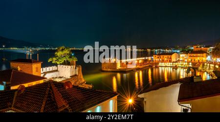 Il famoso porto turistico di Nafpaktos dall'alto. Foto Stock