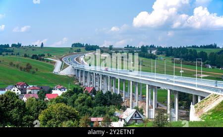 Nuovo viadotto sull'autostrada Zakopianka in Polonia sopra il villaggio di Klikuszowa, il principale luogo di ingorghi. Nuovo e ultimo frammento di autostrada da Rdzawka a No Foto Stock