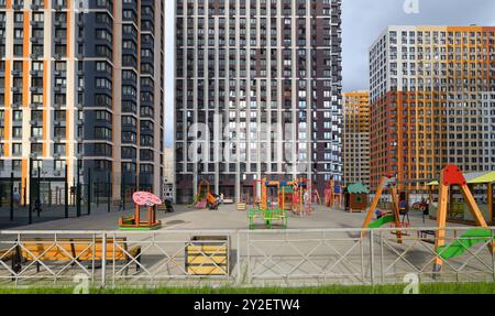 Mosca, Russia - 21 luglio. 2024. Moderno stile urbano nell'area di nuovi edifici Foto Stock