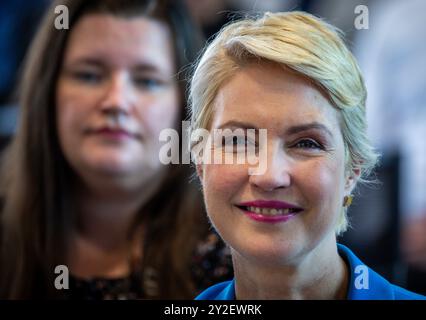 Schwerin, Germania. 10 settembre 2024. Manuela Schwesig (SPD), Ministro Presidente del Meclemburgo-Vorpommern, all'apertura del nuovo edificio Casa 7 del Technology and Business Center (TGZ). Il nuovo edificio con circa 4.000 metri quadrati di spazio costa poco meno di 23 milioni di euro. Crediti: Jens Büttner/dpa/Alamy Live News Foto Stock