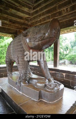 Colossale immagine monolitica di Varaha, l'incarnazione del cinghiale di Vishnu. Tempio di Varaha (900-925 d.C.). Gruppo di monumenti Khajuraho. Chatarpur, Madhya Prade Foto Stock