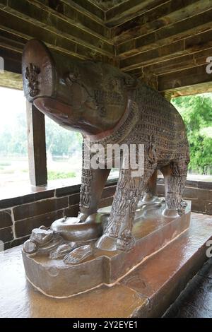 Colossale immagine monolitica di Varaha, l'incarnazione del cinghiale di Vishnu. Tempio di Varaha (900-925 d.C.). Gruppo di monumenti Khajuraho. Chatarpur, Madhya Prade Foto Stock