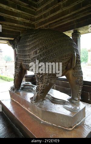 Colossale immagine monolitica di Varaha, l'incarnazione del cinghiale di Vishnu. Tempio di Varaha (900-925 d.C.). Gruppo di monumenti Khajuraho. Chatarpur, Madhya Prade Foto Stock