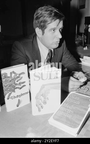 Attuale 1-4-1973: Abbiamo bisogno di una poesia dei lavoratori Un'indagine sulle abitudini di lettura norvegesi dimostra che esiste una necessità e un mercato per i libri che possano affrontare le opinioni e i problemi dei lavoratori. È il project manager del sondaggio, Øystein Noreng, che dice questo. Il sondaggio a livello nazionale è stato effettuato dal Norwegian Book Club. Foto: Aage Storløkken / Aktuell / NTB ***FOTO NON ELABORATA*** il testo dell'immagine è tradotto automaticamente Foto Stock