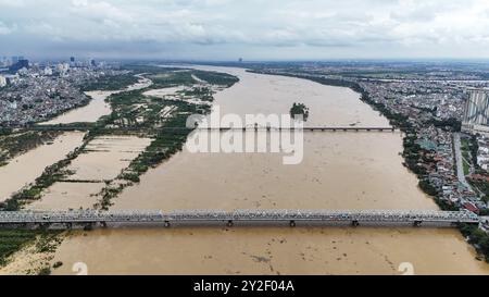 Hanoi, Vietnam. 10 settembre 2024. Le aree lungo il fiume sono inondate dall'acqua in aumento ad Hanoi, capitale del Vietnam, 10 settembre 2024. Il Super tifone Yagi e le sue successive inondazioni e frane nella regione settentrionale del Vietnam hanno mietuto almeno 82 vite a partire da martedì primo pomeriggio, mentre altri 64 rimangono dispersi, ha detto il Ministero dell'Agricoltura e dello sviluppo rurale del paese. Crediti: VNA/Xinhua/Alamy Live News Foto Stock