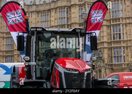 Londra, Regno Unito. 10 settembre 2024. In vista del Back British Farming Day, l'11 settembre, la National Farmers Union (NFU) ha portato un trattore Massy Ferguson e una mostra a Old Palace Yard, Westminster, Londra, Regno Unito Credit: Ian Davidson/Alamy Live News Foto Stock