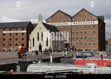 Gloucester Docks, rigenerazione di bacini storici, case, uffici, negozi, food and drink, Gloucestershire, Inghilterra, Regno Unito - 10 settembre 2024 immagine di A. Foto Stock