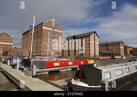 Gloucester Docks, rigenerazione di bacini storici, case, uffici, negozi, food and drink, Gloucestershire, Inghilterra, Regno Unito - 10 settembre 2024 immagine di A. Foto Stock