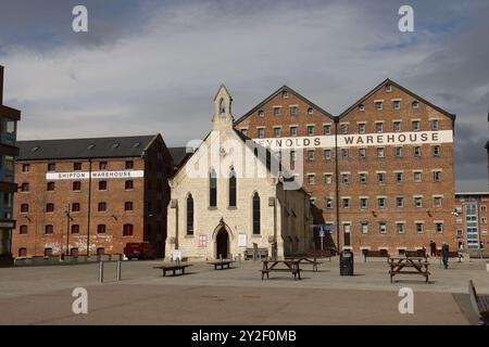 Gloucester Docks, rigenerazione di bacini storici, case, uffici, negozi, food and drink, Gloucestershire, Inghilterra, Regno Unito - 10 settembre 2024 immagine di A. Foto Stock