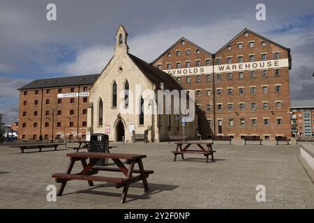 Gloucester Docks, rigenerazione di bacini storici, case, uffici, negozi, food and drink, Gloucestershire, Inghilterra, Regno Unito - 10 settembre 2024 immagine di A. Foto Stock