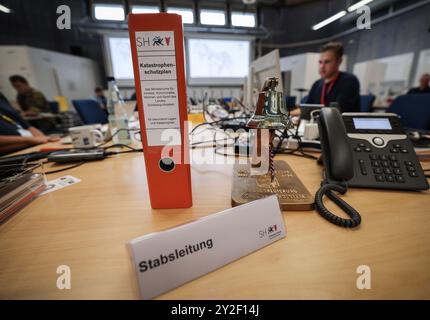 Kiel, Germania. 10 settembre 2024. Vista della sala operativa durante un evento stampa durante l'esercizio di pianificazione per il team addetto alla crisi per lo scenario di "ondata di tempesta del Mar Baltico". I soccorritori in caso di catastrofi si stanno preparando per il dispiegamento in caso di forte tempesta nel Mar Baltico come quella di ottobre con un esercizio di pianificazione a Kiel fino a giovedì. Credito: Christian Charisius/dpa/Alamy Live News Foto Stock