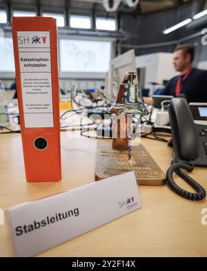 Kiel, Germania. 10 settembre 2024. Vista della sala operativa durante un evento stampa durante l'esercizio di pianificazione per il team addetto alla crisi per lo scenario di "ondata di tempesta del Mar Baltico". I soccorritori in caso di catastrofi si stanno preparando per il dispiegamento in caso di forte tempesta nel Mar Baltico come quella di ottobre con un esercizio di pianificazione a Kiel fino a giovedì. Credito: Christian Charisius/dpa/Alamy Live News Foto Stock