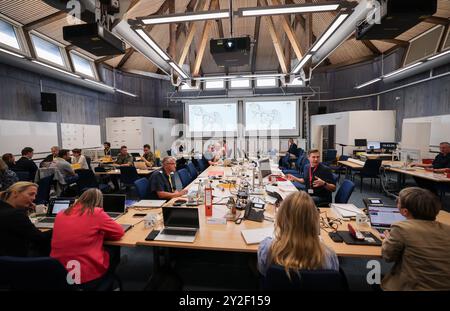 Kiel, Germania. 10 settembre 2024. Vista della sala operativa durante un evento stampa durante l'esercizio di pianificazione per il team addetto alla crisi per lo scenario di "ondata di tempesta del Mar Baltico". I soccorritori in caso di catastrofi si stanno preparando per il dispiegamento in caso di forte tempesta nel Mar Baltico come quella di ottobre con un esercizio di pianificazione a Kiel fino a giovedì. Credito: Christian Charisius/dpa/Alamy Live News Foto Stock
