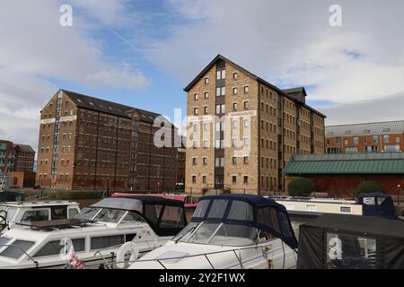 Gloucester Docks, rigenerazione di bacini storici, case, uffici, negozi, food and drink, Gloucestershire, Inghilterra, Regno Unito - 10 settembre 2024 immagine di A. Foto Stock