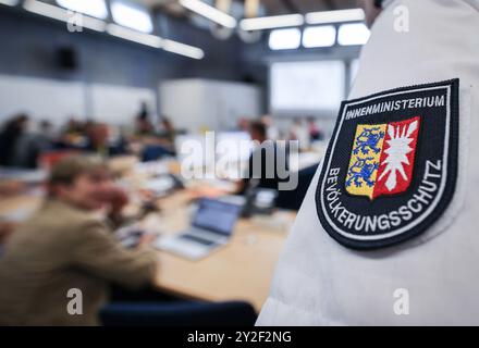 Kiel, Germania. 10 settembre 2024. Un dipendente del dipartimento di protezione civile e gestione delle crisi del Ministero dell'interno si trova nella sala operativa durante una conferenza stampa durante l'esercizio di pianificazione per il team addetto alla crisi sullo scenario del "picco di tempesta del Mar Baltico". I soccorritori in caso di catastrofi si stanno preparando per il dispiegamento in caso di forte tempesta nel Mar Baltico come quella di ottobre con un esercizio di pianificazione a Kiel fino a giovedì. Credito: Christian Charisius/dpa/Alamy Live News Foto Stock