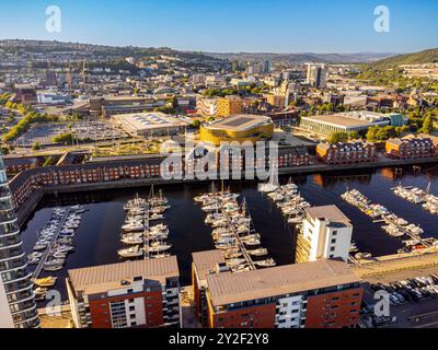 Vedute aeree di Swansea Marina, parte dello schema di rigenerazione di Swansea Waterfront a West Glamorgan, Galles del Sud, Regno Unito: Phillip Roberts Foto Stock