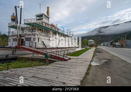 Battello ormeggiato lungo il fiume Yukon a Dawson City, Yukon, Canada Foto Stock