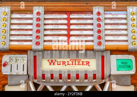 Den Bosch, Paesi Bassi - 12 maggio 2024: Jukebox Wurlitzer d'epoca su un mercato di fughe degli anni cinquanta e settanta a Den Bosch, Paesi Bassi Foto Stock