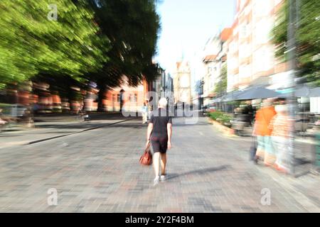 Ein Mann geht am Donnerstag 05.09.2024 in der Hanse- und Universitätsstadt Rostock durch die örtliche Kröpeliner Straße im Stadtzentrum. Durch die Aufnahme mit dem Zoomeffekt wirkt es so als würde er gerade in Eile sein. Doch weit gefehlt am Vormittag als das Bild aufgenommen wurde geht es im Zentrum der Großstadt noch recht beschaulich zu. Etwa erst gegen Mittag beginnt das Leben in der Innenstadt zu pulsieren. Dennoch Gilt mittlerweile in zahlreichen Orten der Bunderepublik: Zeit ist Geld. *** Un uomo cammina attraverso il locale Kröpeliner Straße nel centro della città giovedì 05 09 2024 nella ha Foto Stock