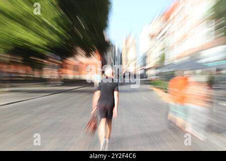 Ein Mann geht am Donnerstag 05.09.2024 in der Hanse- und Universitätsstadt Rostock durch die örtliche Kröpeliner Straße im Stadtzentrum. Durch die Aufnahme mit dem Zoomeffekt wirkt es so als würde er gerade in Eile sein. Doch weit gefehlt am Vormittag als das Bild aufgenommen wurde geht es im Zentrum der Großstadt noch recht beschaulich zu. Etwa erst gegen Mittag beginnt das Leben in der Innenstadt zu pulsieren. Dennoch Gilt mittlerweile in zahlreichen Orten der Bunderepublik: Zeit ist Geld. *** Un uomo cammina attraverso il locale Kröpeliner Straße nel centro della città giovedì 05 09 2024 nella ha Foto Stock