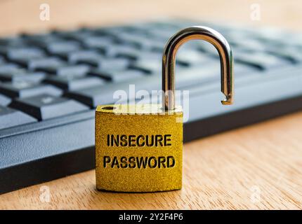 Testo password non sicura inciso sul lucchetto con sfondo della tastiera. Concetto di password e utilizzo dell'accesso. Foto Stock