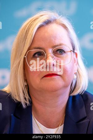 Schwerin, Germania. 10 settembre 2024. Sabine Enseleit, ex membro del FDP del parlamento statale, viene introdotta come nuovo membro del gruppo parlamentare CDU nel parlamento statale del Meclemburgo-Vorpommern in occasione di un evento stampa. Enseleit ha annunciato le sue dimissioni dal gruppo parlamentare FDP e si unirà alla CDU in futuro. Crediti: Jens Büttner/dpa/Alamy Live News Foto Stock