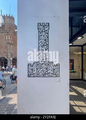 Bruges, Fiandre, Belgio - 25 giugno 2024: Codice QR su Halletoren Foto Stock