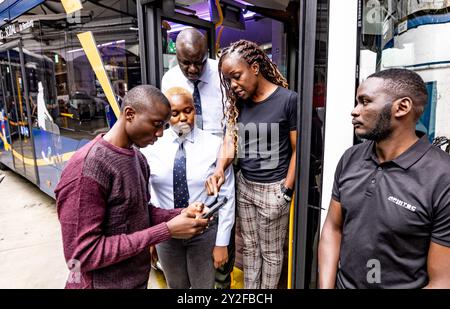 Flensburg, Germania. 10 settembre 2024. I cinque conducenti di autobus kenioti, accolti dal ministro dei trasporti dello Schleswig-Holstein Madsen (CDU) e dall'ambasciatore keniota Mokaya Orina, si trovano nel deposito degli autobus di Flensburg. Lavoreranno quindi per "Aktiv Bus Flensburg". Credito: Axel Heimken/dpa/Alamy Live News Foto Stock