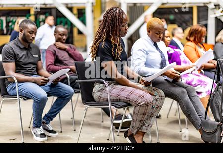 Flensburg, Germania. 10 settembre 2024. I futuri conducenti di autobus del Kenya, che lavoreranno per "Aktiv Bus Flensburg”, leggono gli interventi durante il loro discorso di benvenuto. Credito: Axel Heimken/dpa/Alamy Live News Foto Stock