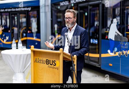 Flensburg, Germania. 10 settembre 2024. Claus Rune Madsen (CDU, l) il ministro dei trasporti dello Schleswig-Holstein dà il benvenuto ai futuri conducenti di autobus del Kenya che lavoreranno per "Aktiv Bus Flensburg". Credito: Axel Heimken/dpa/Alamy Live News Foto Stock